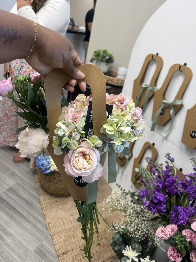 Flessentials bloom bar flower arrangement photo 2