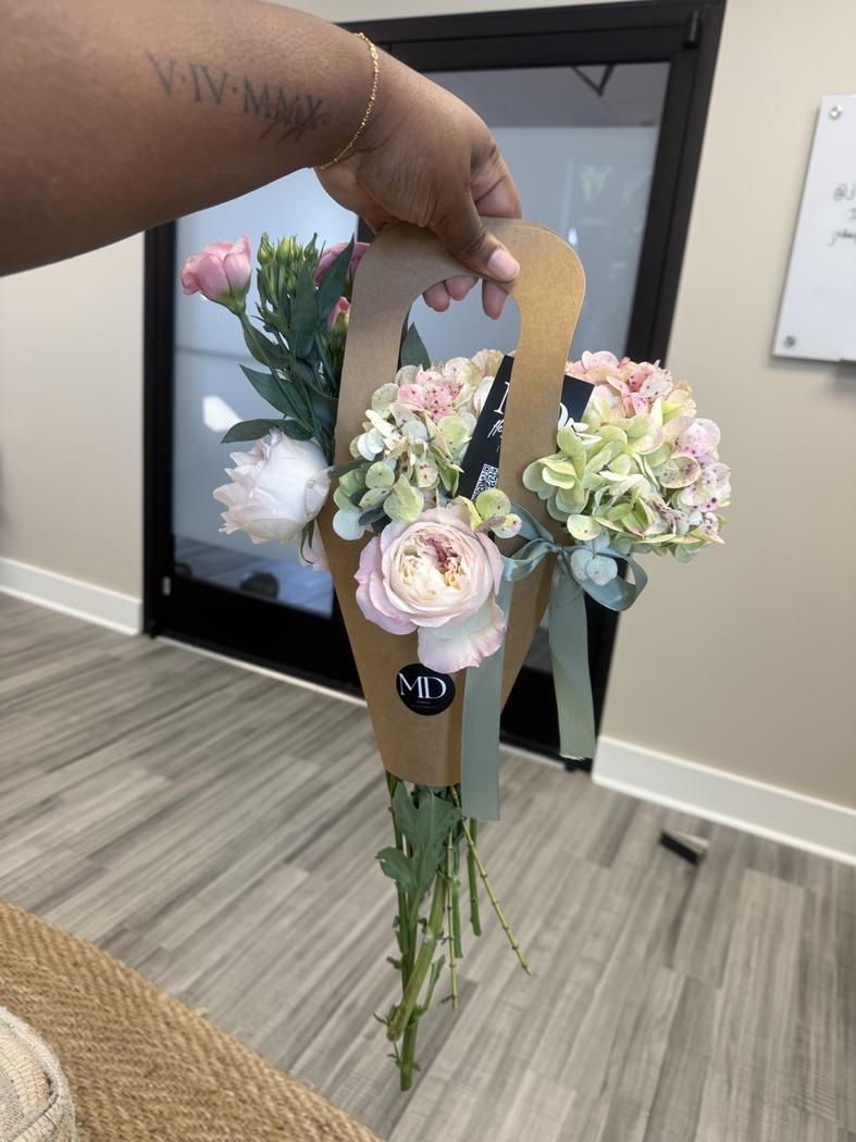 Flessentials bloom bar flower arrangement photo 3